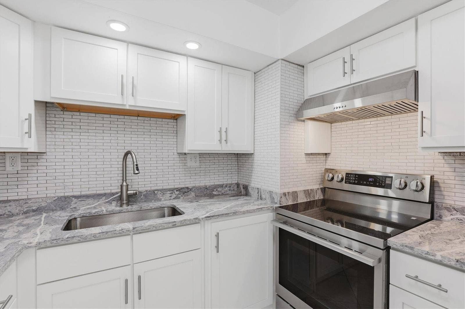 721 BAYSHORE DRIVE, Tarpon Springs, FL 34689 721 BAYSHORE DRIVE, Tarpon Springs, FL 34689