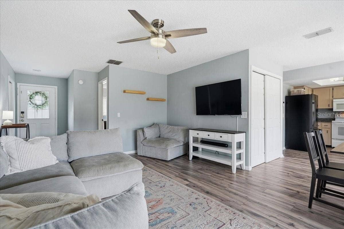 8913 WOOD LAKE COURT, New Port Richey, FL 34653 GREAT SPACE IN THE FAMILY ROOM