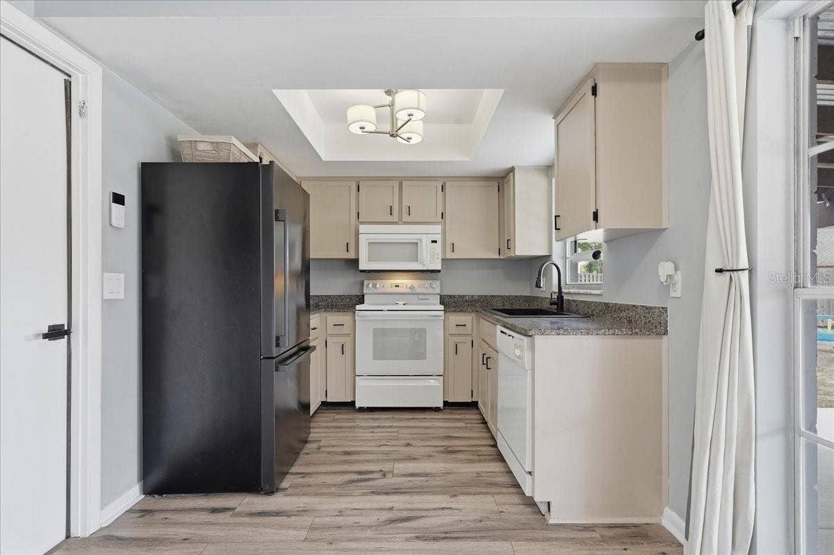 8913 WOOD LAKE COURT, New Port Richey, FL 34653 LIGHT AND BRIGHT THROUGHOUT