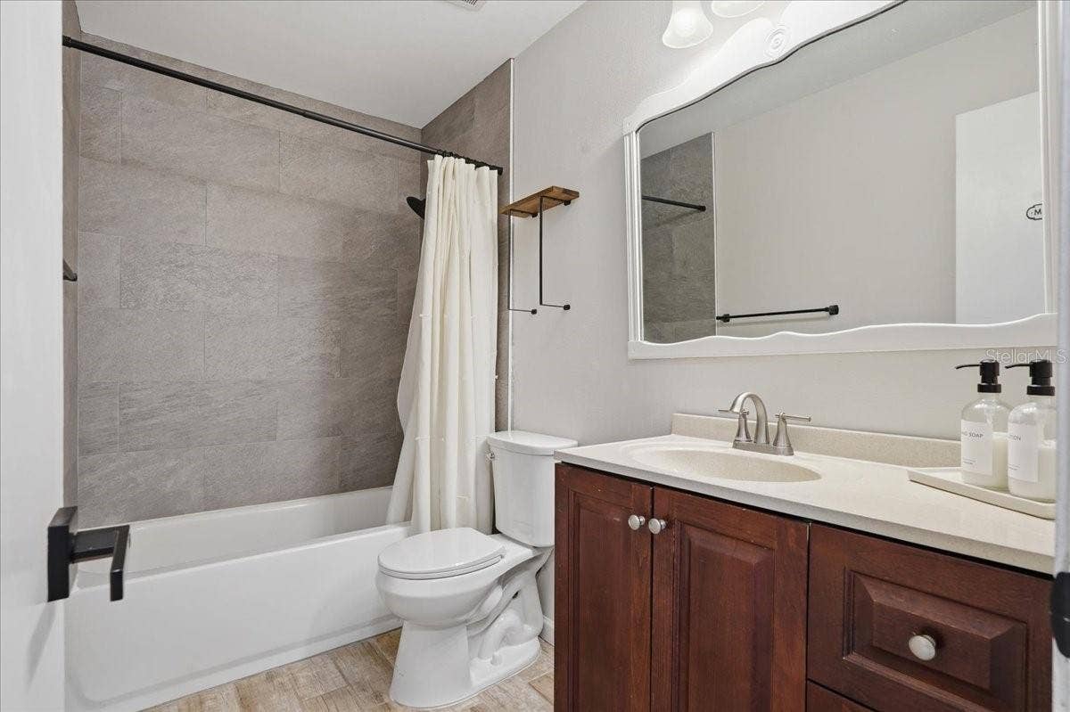 8913 WOOD LAKE COURT, New Port Richey, FL 34653 REMODELED GUEST BATHROOM