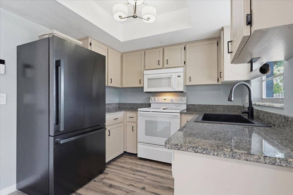 8913 WOOD LAKE COURT, New Port Richey, FL 34653 PERFECTLY APPOINTED KITCHEN WITH WINDOW OVERLOOKING THE BACKYARD!