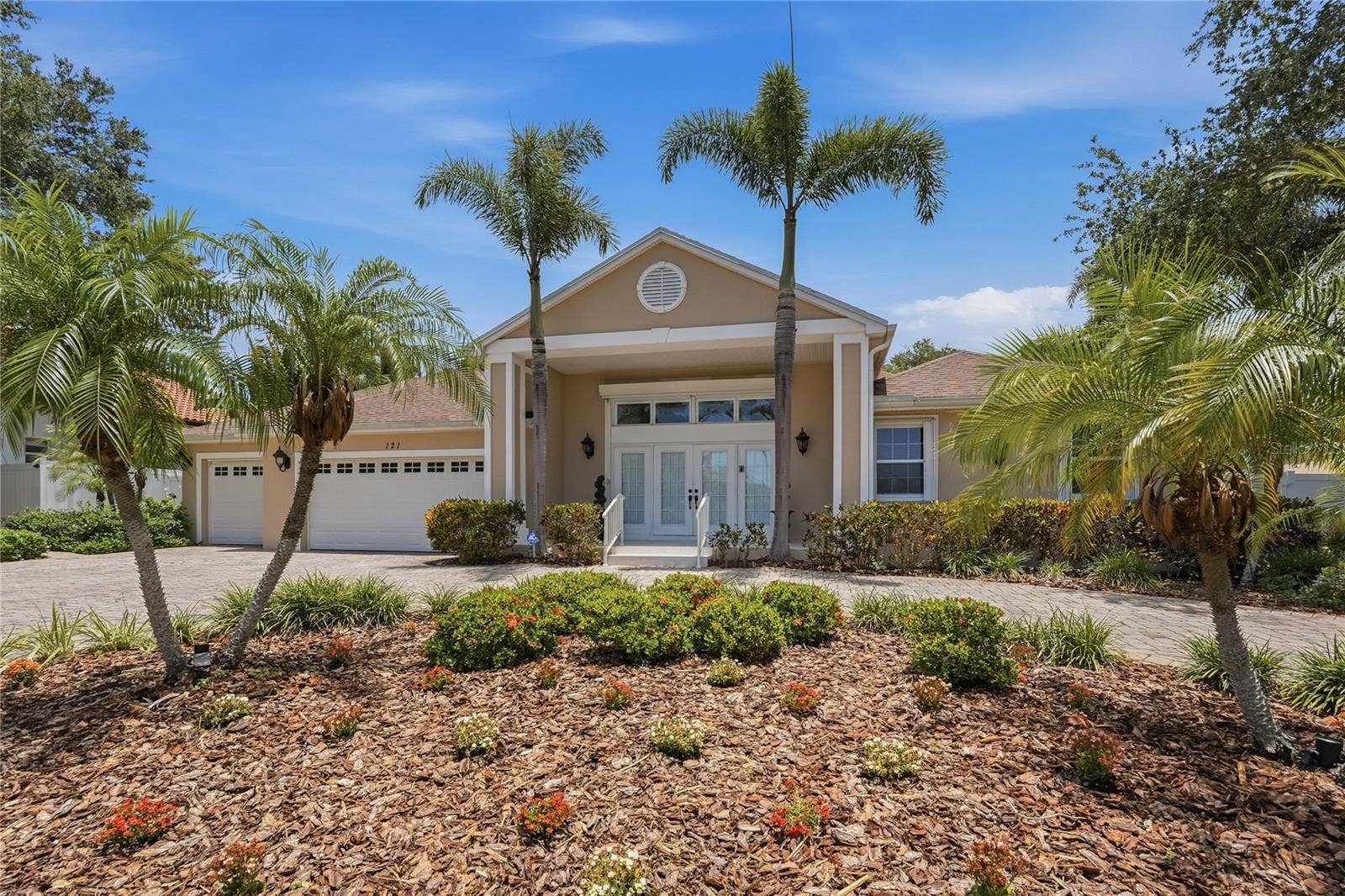 121 HARBOR VIEW LANE, Belleair Bluffs, FL 33770 PICTURESQUE HARBOR BLUFFS COMMUNITY. THIS HOME OFFERS A PERFECT BLEND OF COMFORT AND CONVENIENCE.