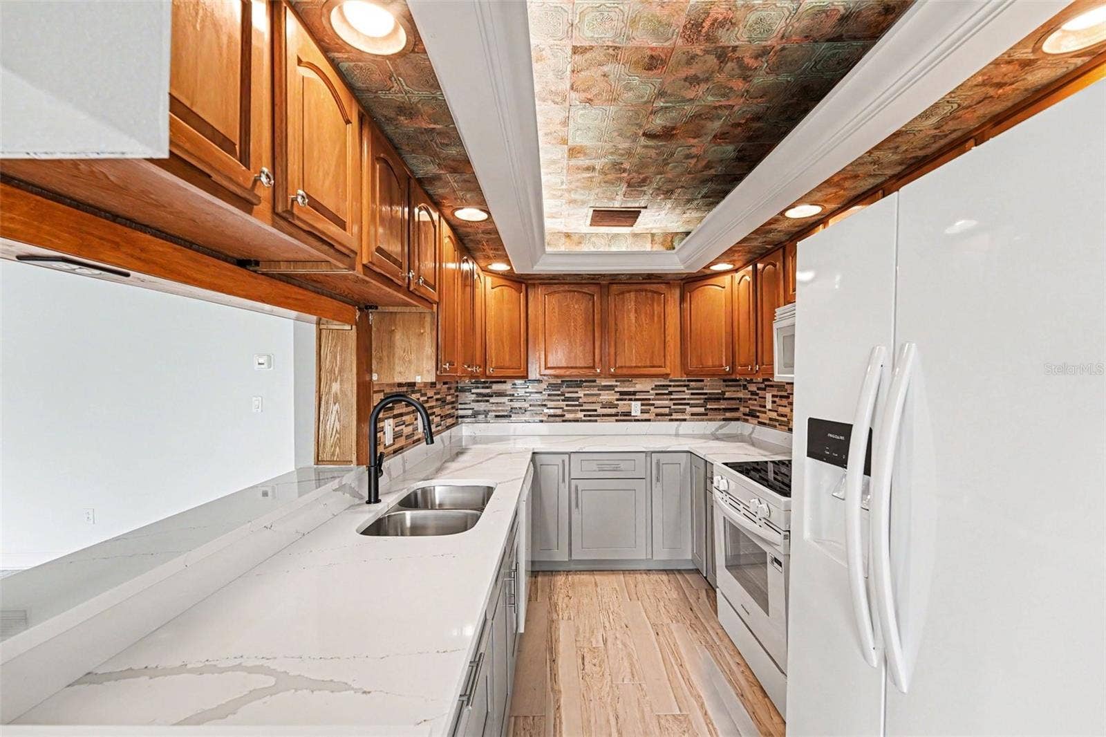 546 PLAZA SEVILLE COURT, #85, Treasure Island, FL 33706 Kitchen