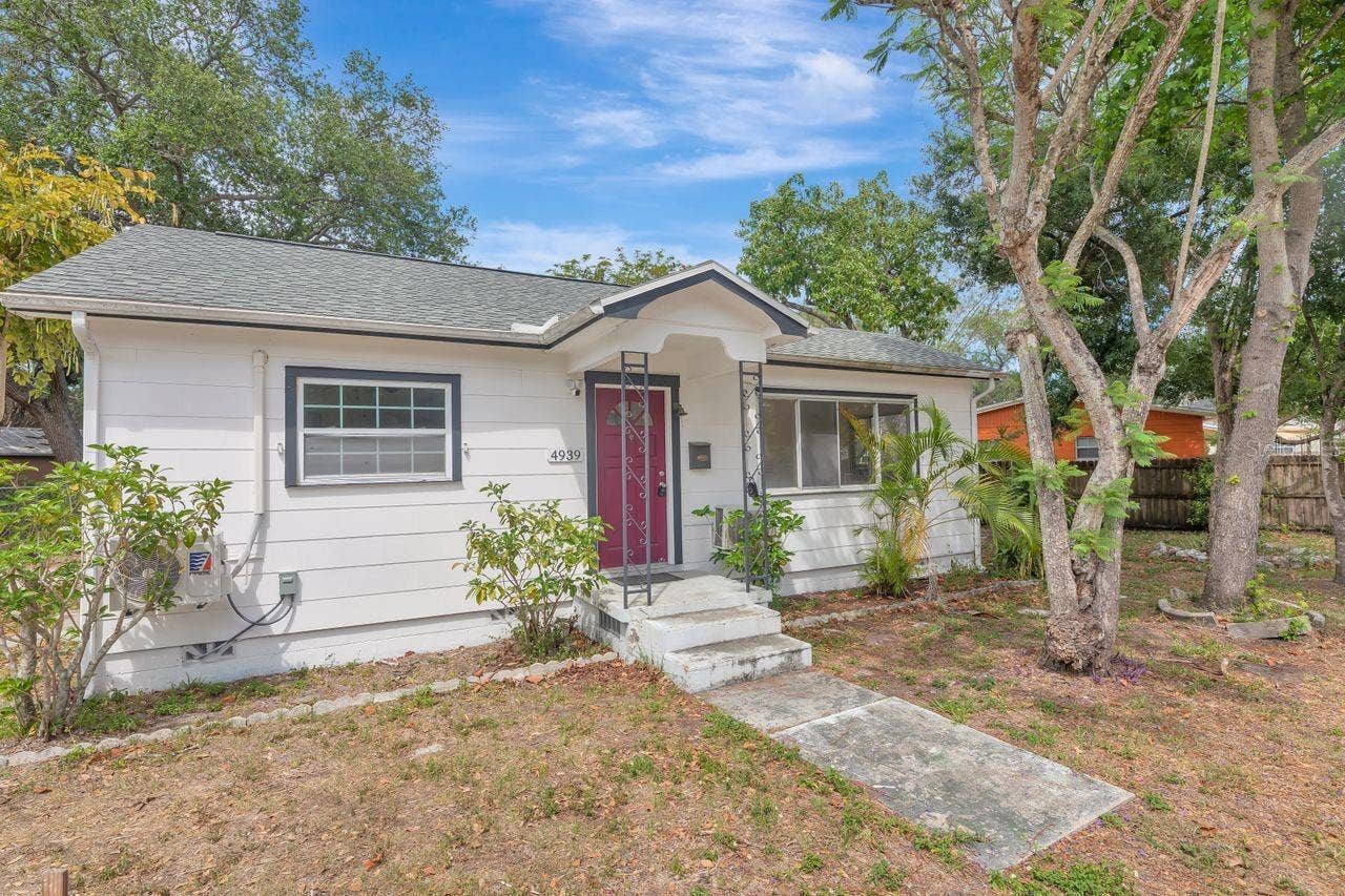 4939 HAINES ROAD N, St Petersburg, FL 33714 Welcome home!