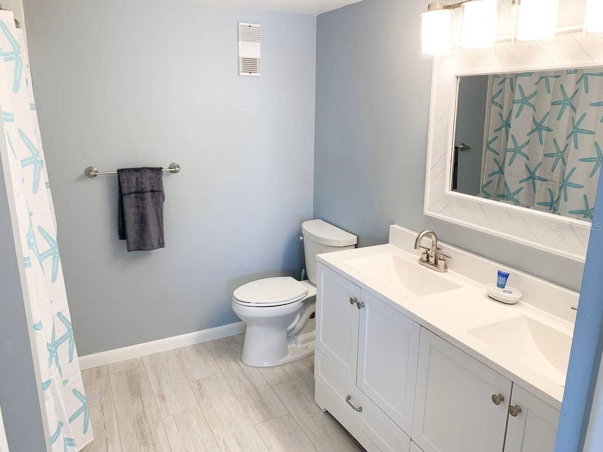 9825 HARRELL AVENUE, #404, Treasure Island, FL 33706 Primary Bathroom