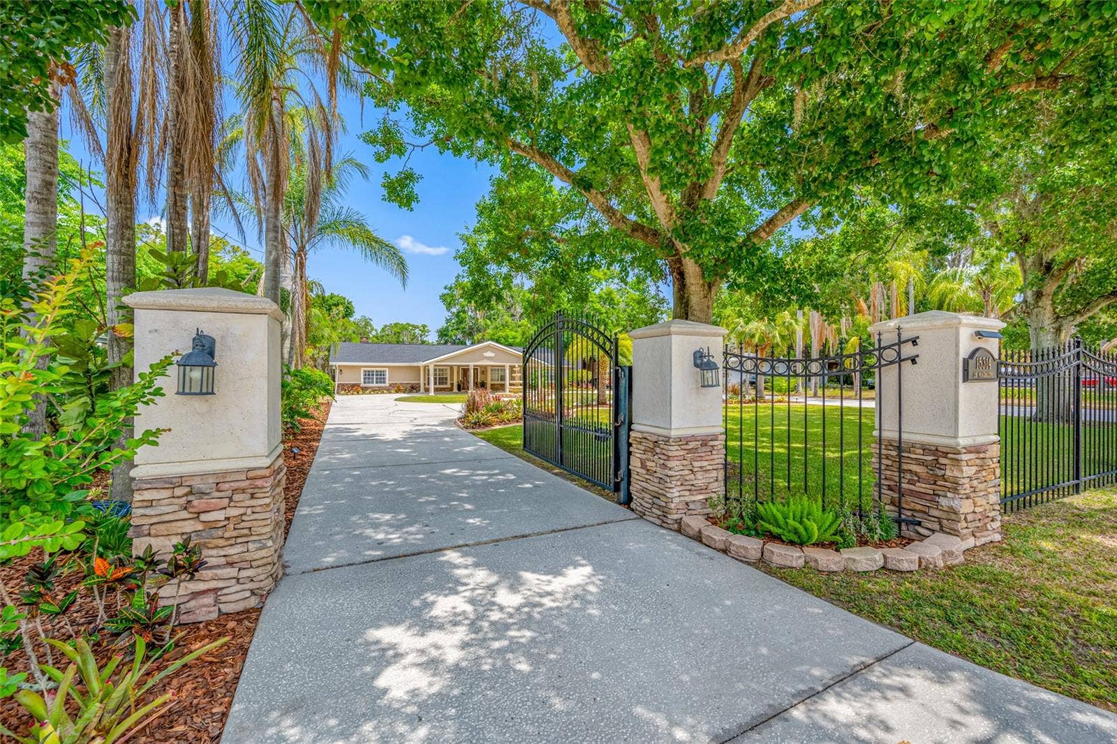 15314 LAKE MAGDALENE BOULEVARD, Tampa, FL 33618