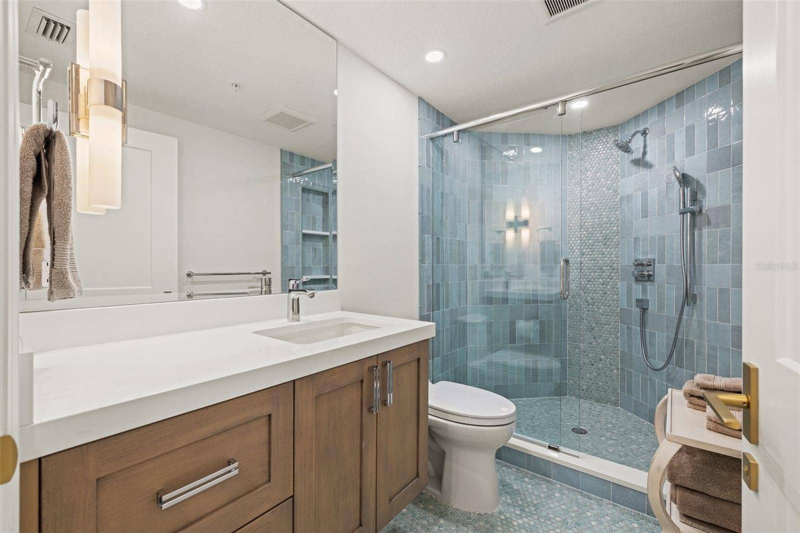 1180 GULF BOULEVARD, #401, Clearwater Beach, FL 33767 Guest Bathroom
