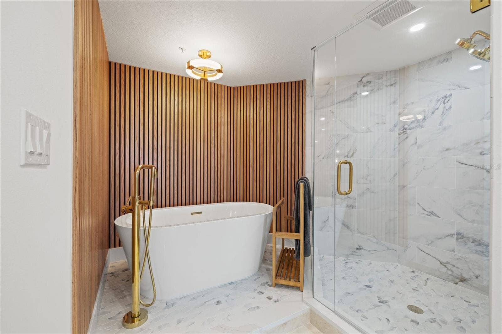 1180 GULF BOULEVARD, #401, Clearwater Beach, FL 33767 Primary Bathroom