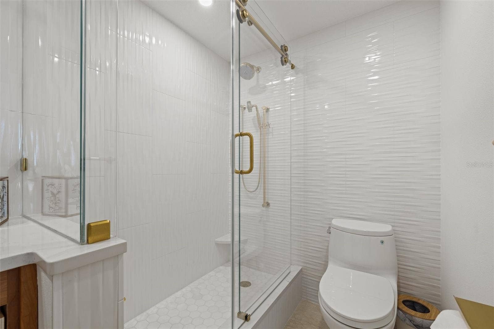 1180 GULF BOULEVARD, #401, Clearwater Beach, FL 33767 Guest Bathroom