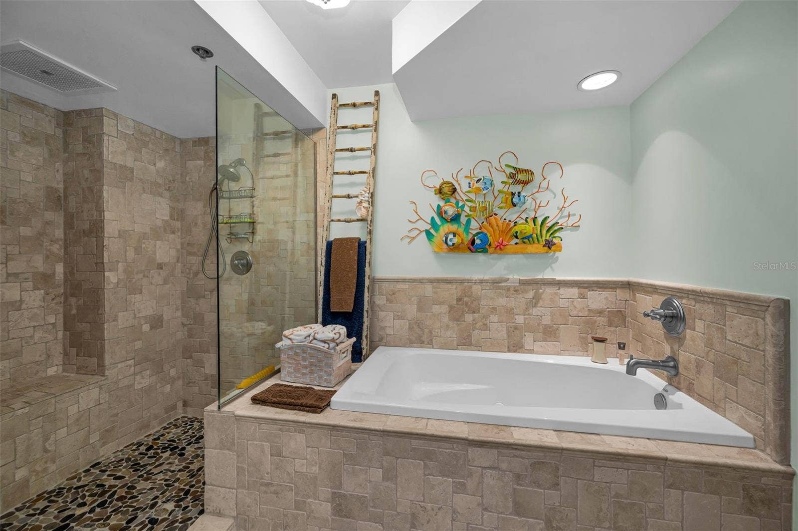 1660 GULF BOULEVARD, #208, Clearwater Beach, FL 33767 Soaking Tub and Shower
