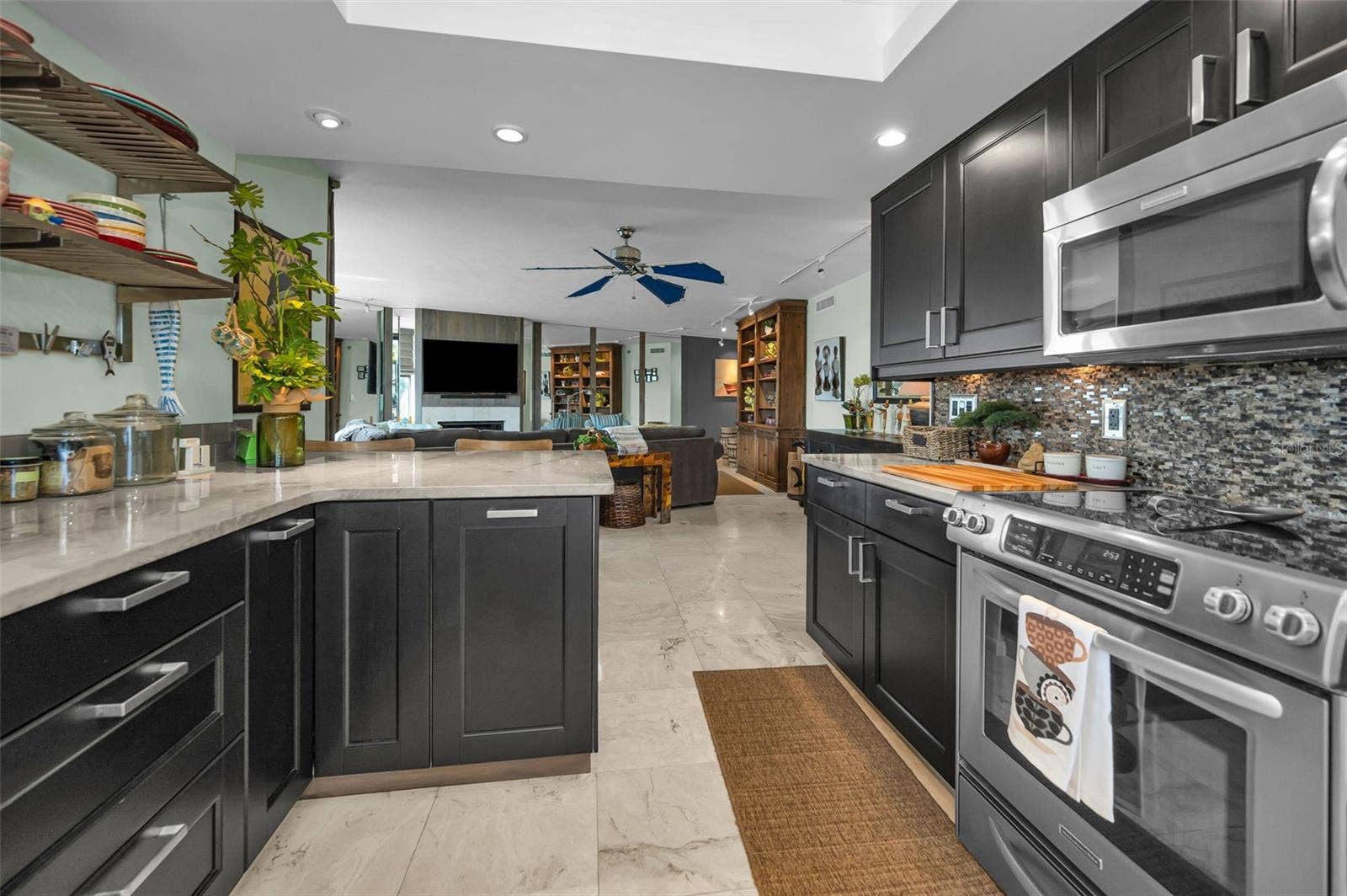 1660 GULF BOULEVARD, #208, Clearwater Beach, FL 33767 Kitchen with Breakfast Bar