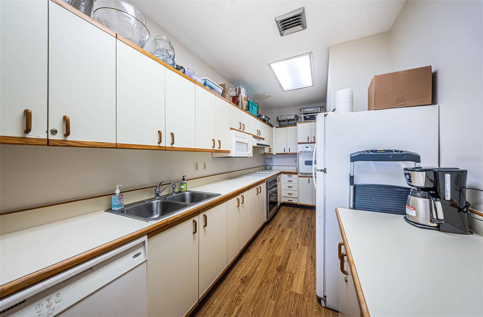 1660 GULF BOULEVARD, #208, Clearwater Beach, FL 33767 Clubroom Kitchen