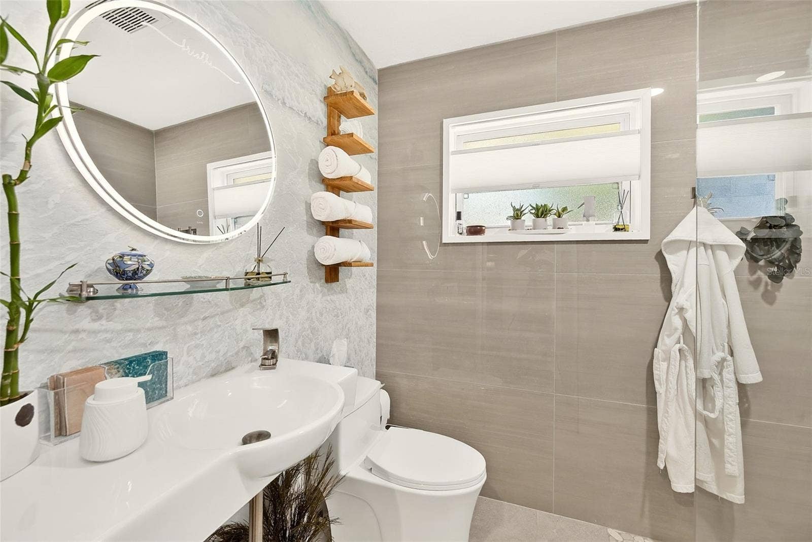 175 RIVIERE ROAD, Palm Harbor, FL 34683 Guest bathroom