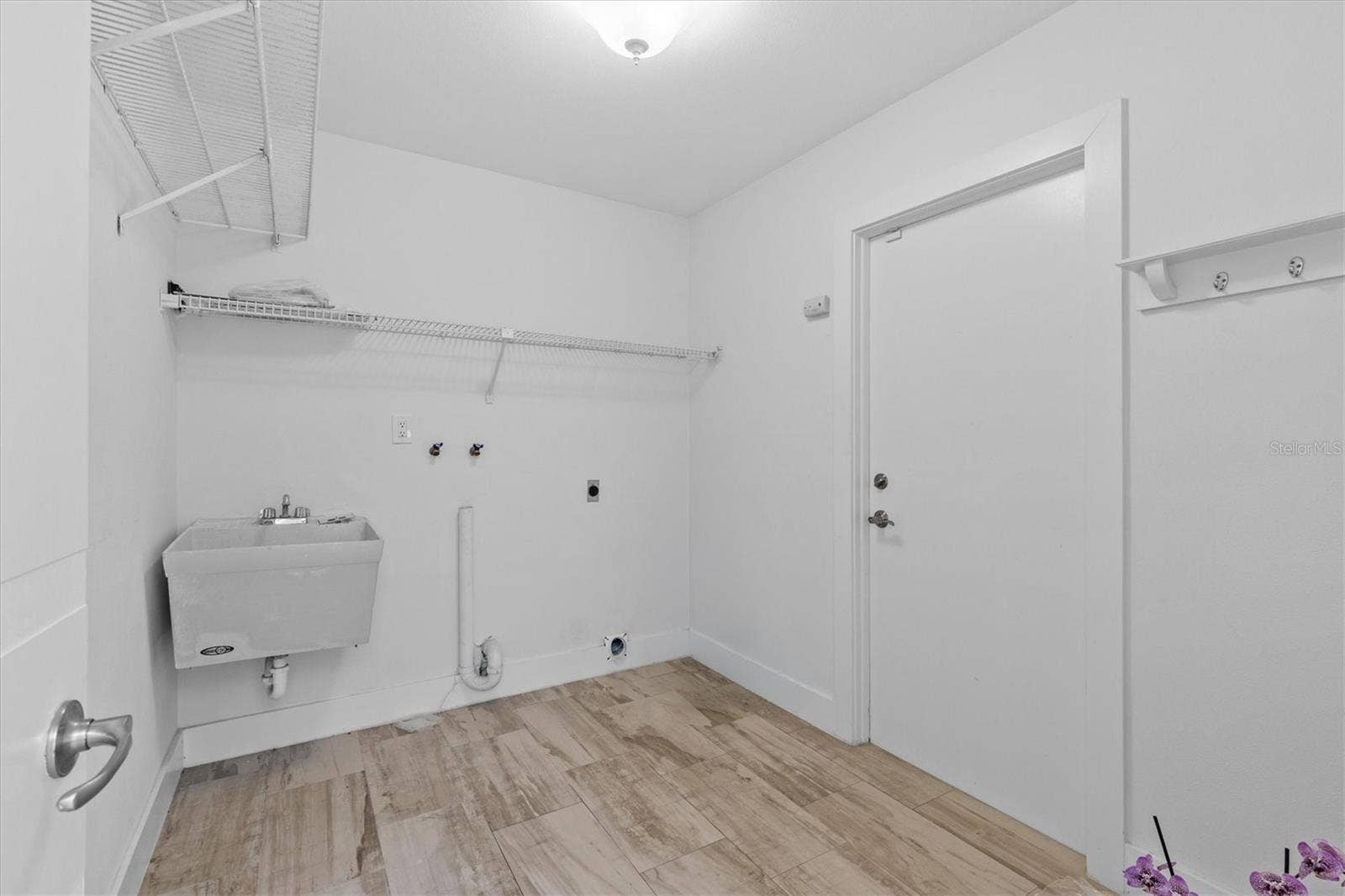 13915 WHISPERWOOD DRIVE, Clearwater, FL 33762 downstairs laundry/ mudroom