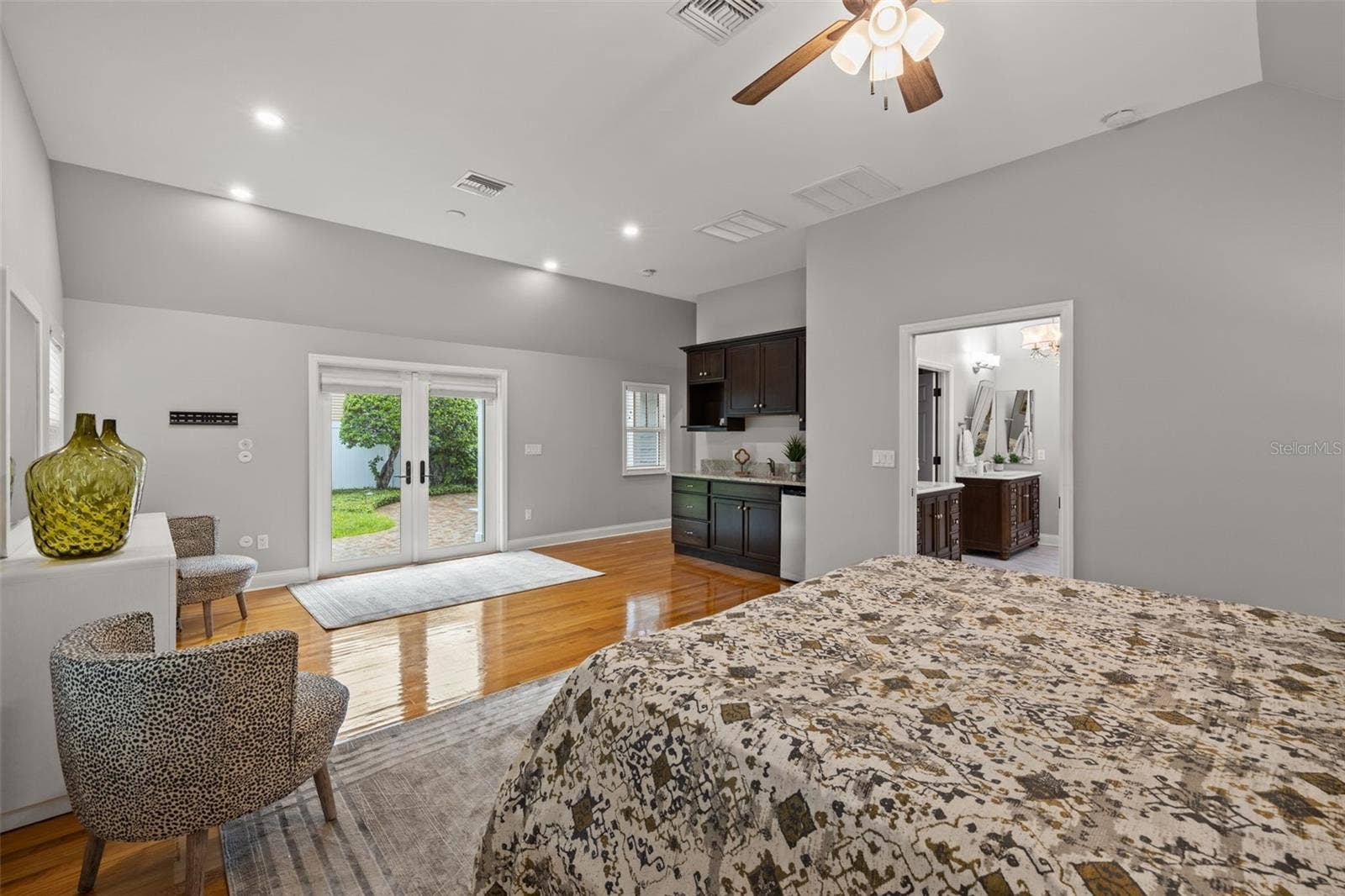 3233 W PARKLAND BOULEVARD, Tampa, FL 33609 1st floor primary