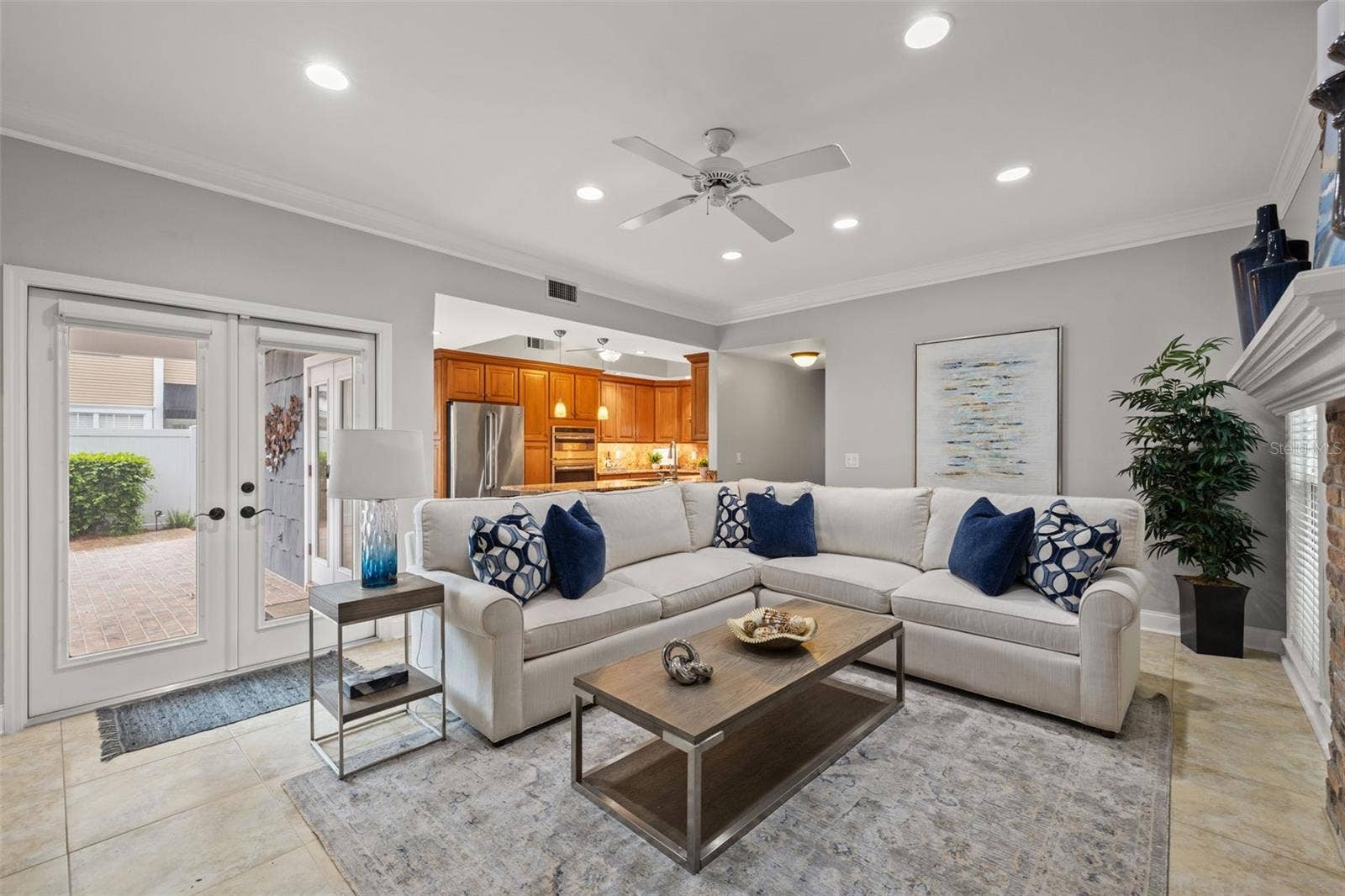 3233 W PARKLAND BOULEVARD, Tampa, FL 33609 Family room with doors to backyard