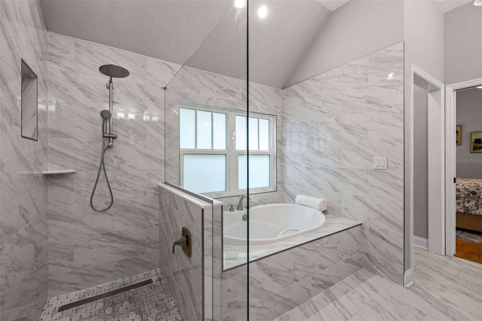 3233 W PARKLAND BOULEVARD, Tampa, FL 33609 1st floor primary- ensuite bathroom