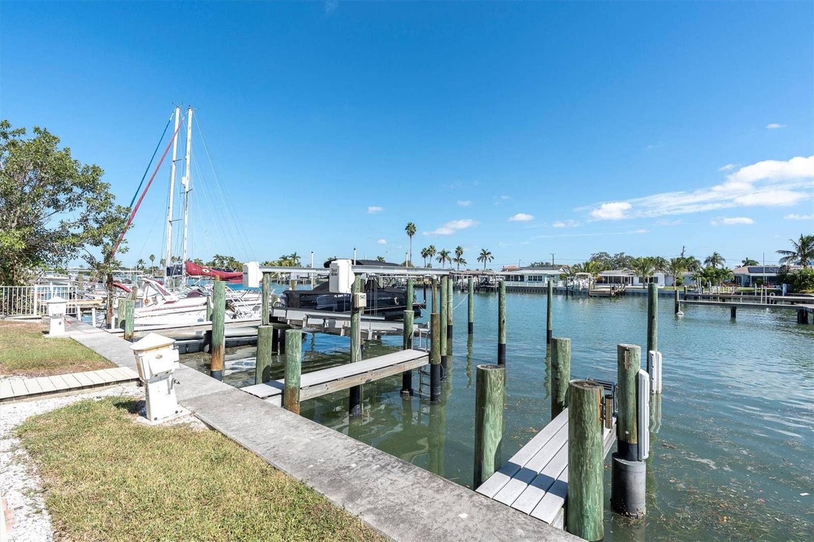 300 CAPRI BOULEVARD, #6, Treasure Island, FL 33706