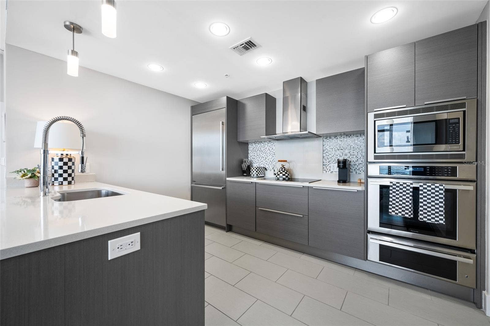 175 1ST STREET S, #1204, St Petersburg, FL 33701 Stainless appliances