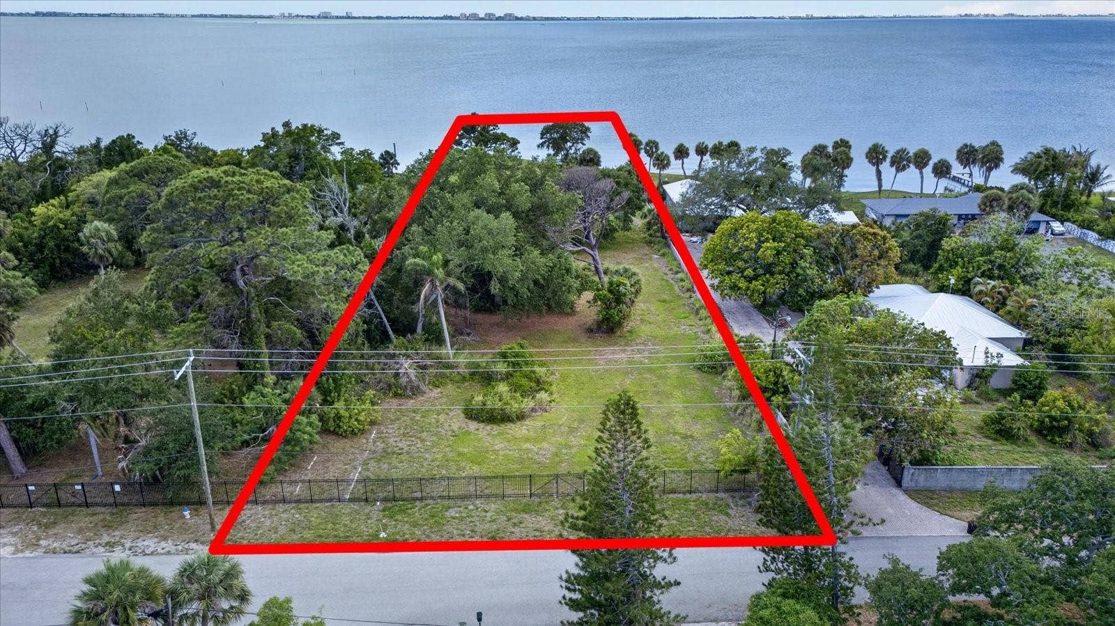 1.08 Acre Buildable Waterfront Lot Lot