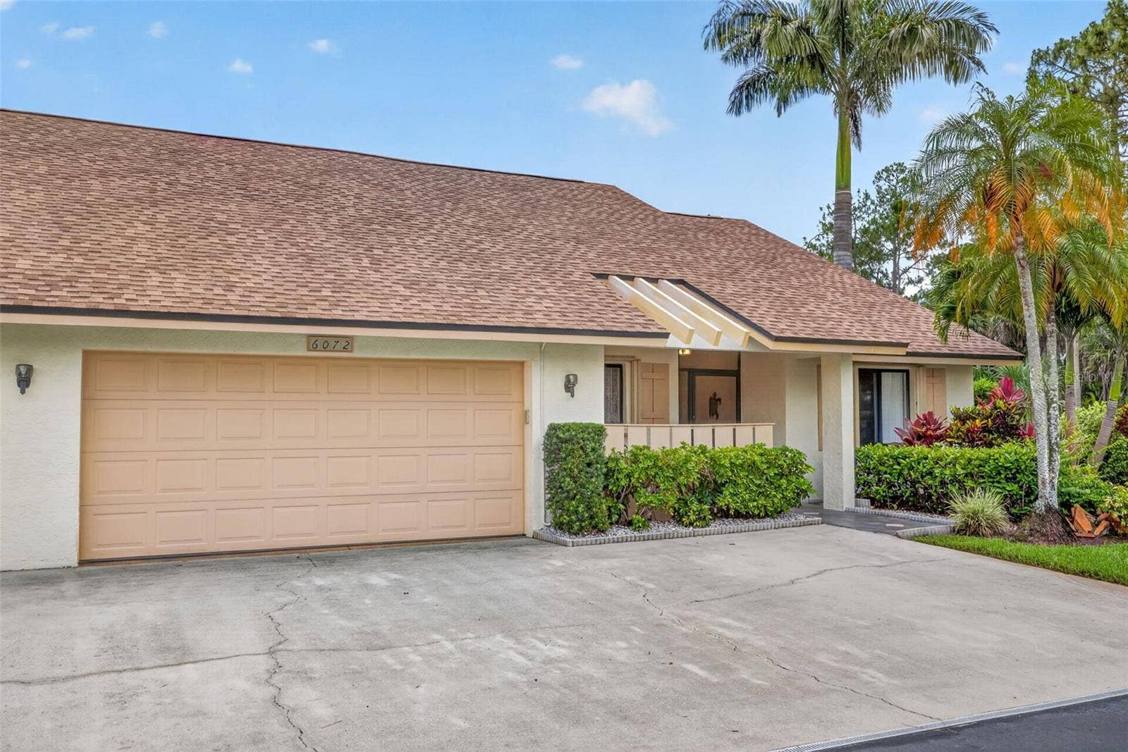 2 car garage with 3 driveway parking spots