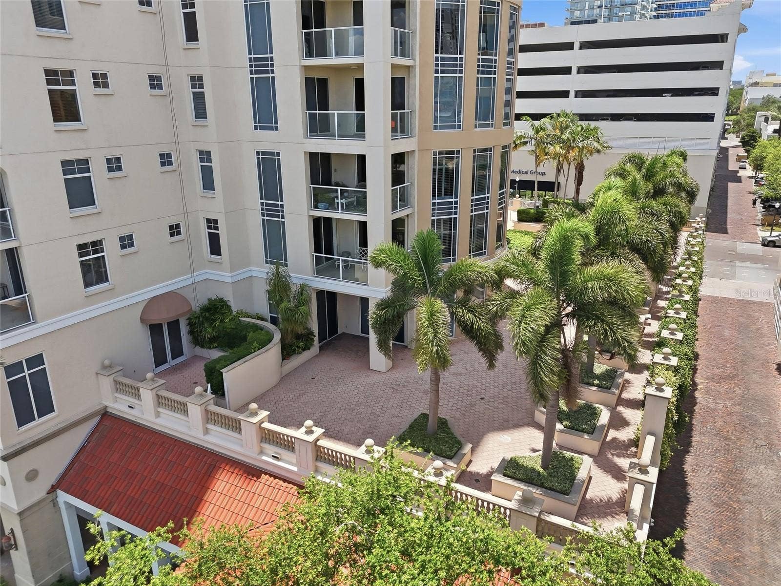 4,000 sqft of Private terrace