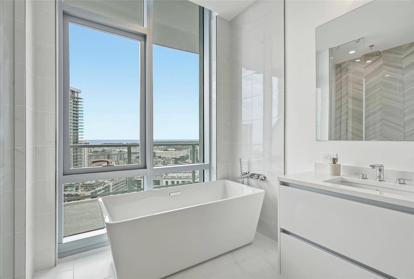 400 CENTRAL AVENUE, #1901, St Petersburg, FL 33701 Beautiful Southeast views while you unwind after a long day.