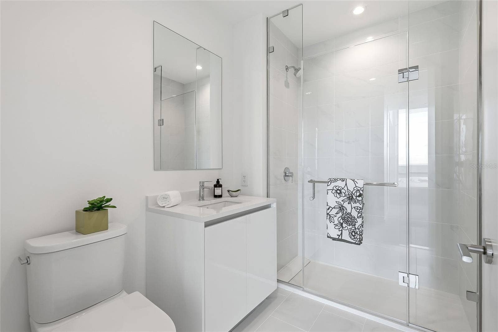 400 CENTRAL AVENUE, #1901, St Petersburg, FL 33701 Ensuite bathroom for the guest room.