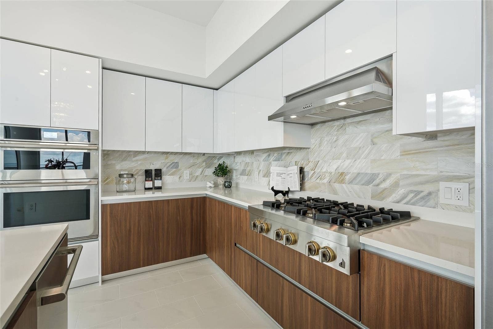 400 CENTRAL AVENUE, #1901, St Petersburg, FL 33701 Marble backsplash.