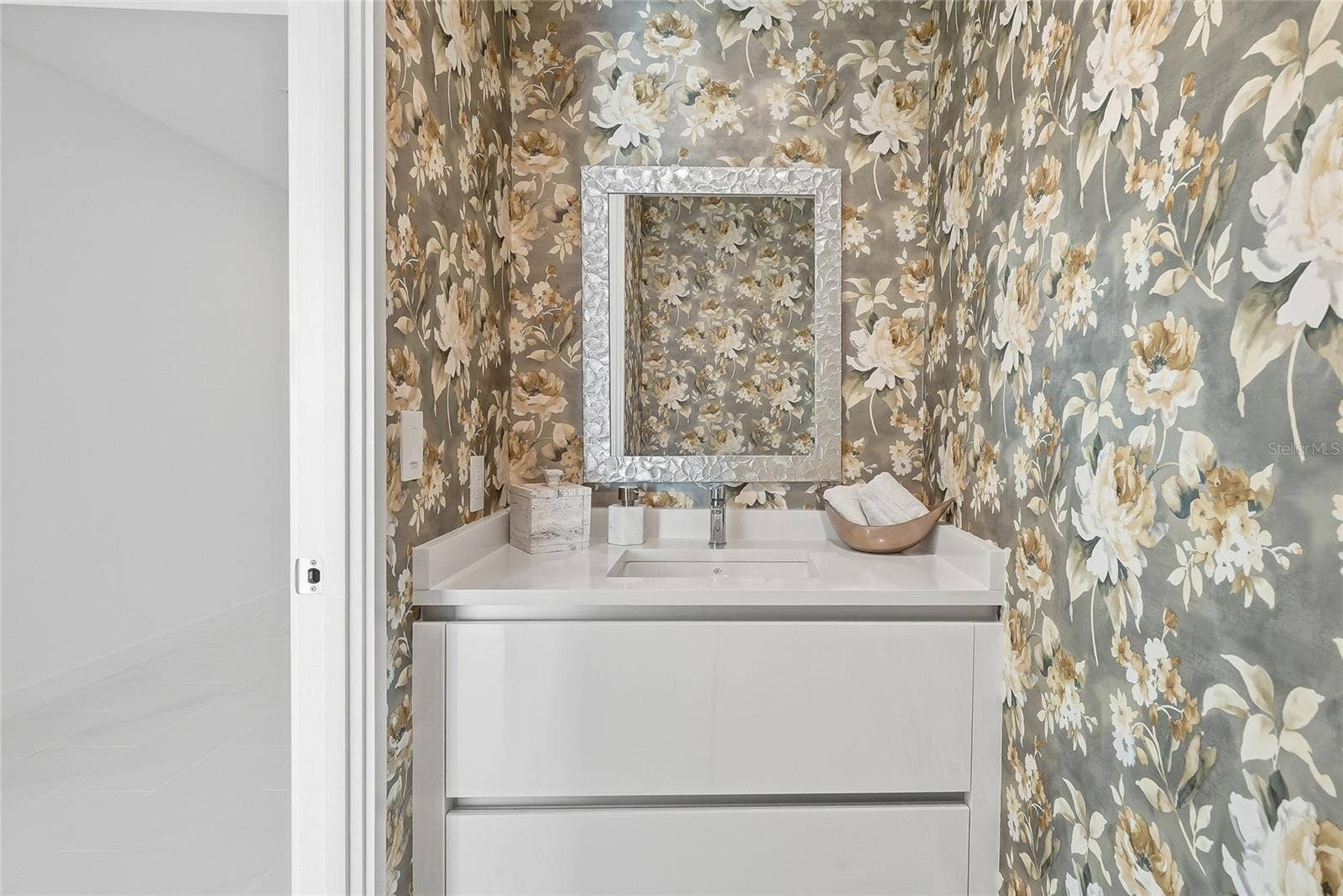 400 CENTRAL AVENUE, #1901, St Petersburg, FL 33701 Convenient half bath near the kitchen and living areas, perfect for guests.