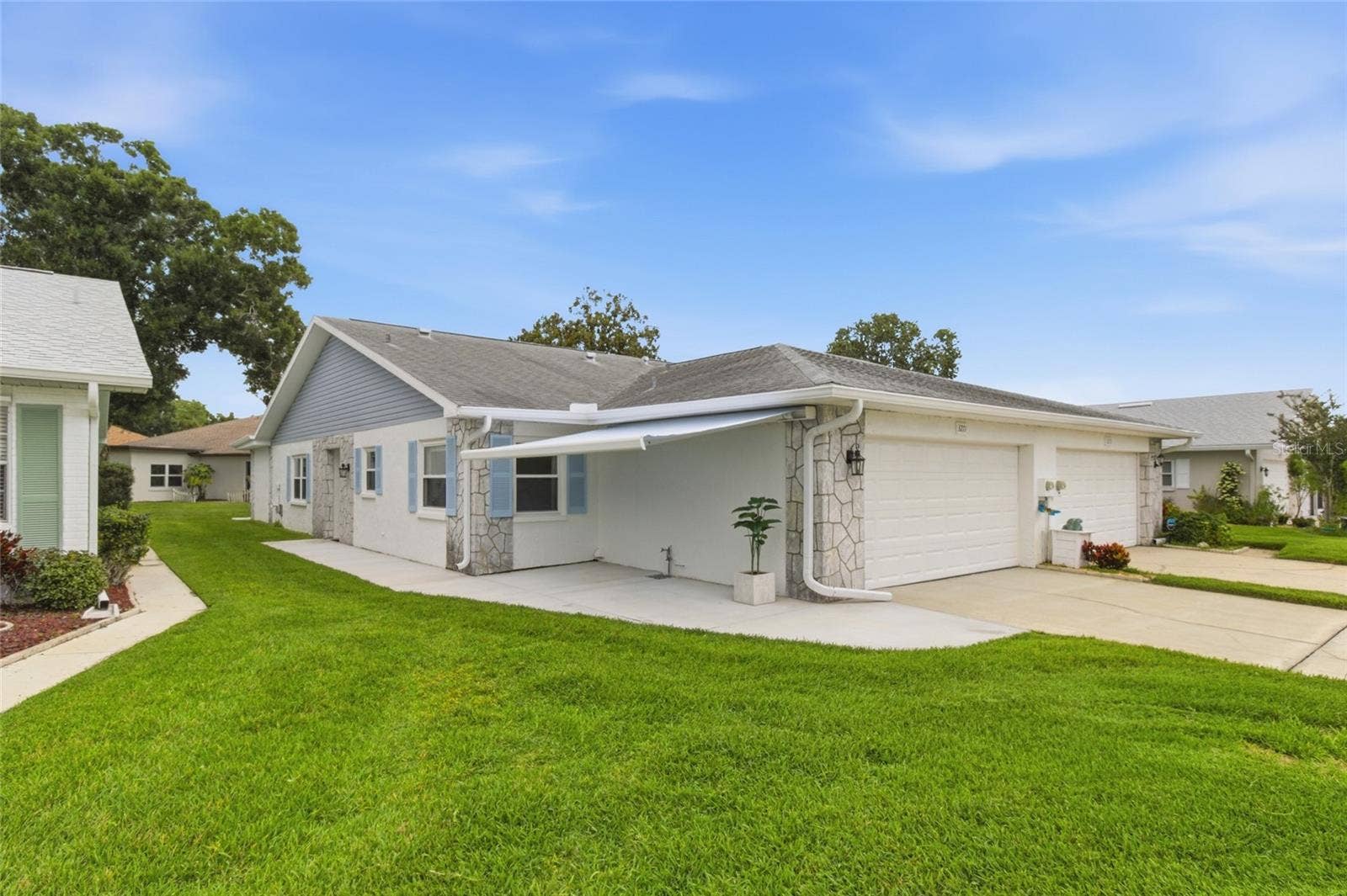 3271 MCMATH DRIVE, Palm Harbor, FL 34684 Front / Side View with Sunbrella front Patio Awning