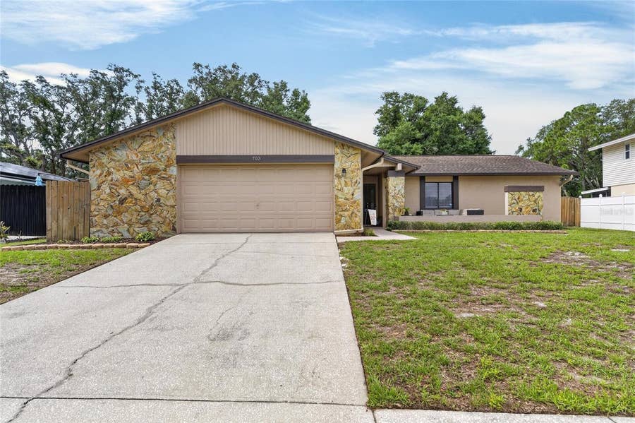 Property photo for 703 ISLETON DRIVE, Brandon, FL
