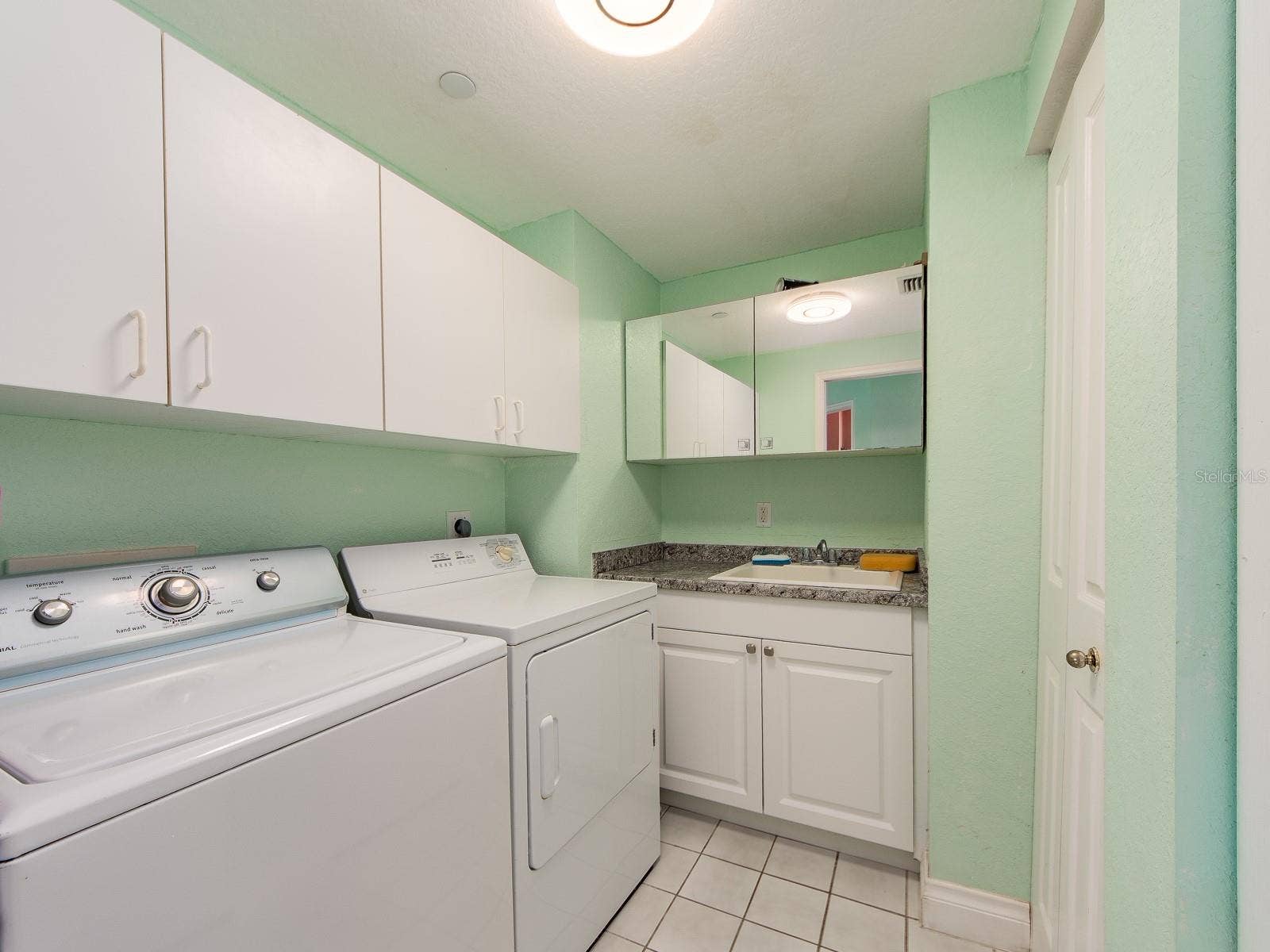 1180 GULF BOULEVARD, #906, Clearwater Beach, FL 33767 Laundry room