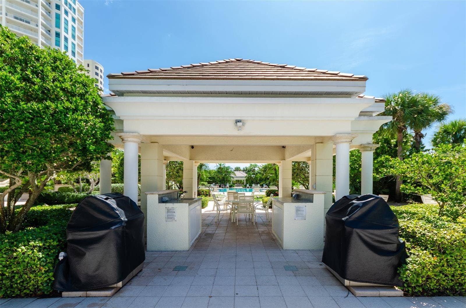1180 GULF BOULEVARD, #906, Clearwater Beach, FL 33767 Gazeebo to relax and have lunch with 2 grilling areas and a covered area with table and chairs.
