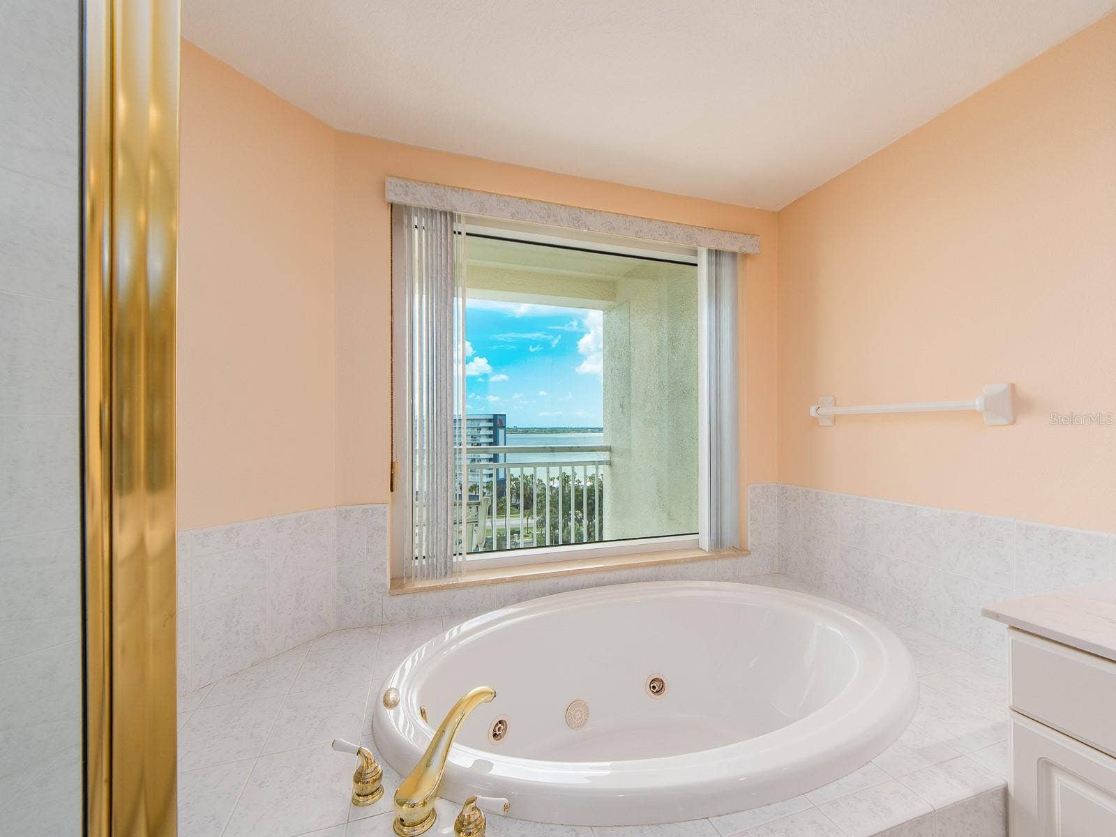 1180 GULF BOULEVARD, #906, Clearwater Beach, FL 33767 Soaker tub with Jets