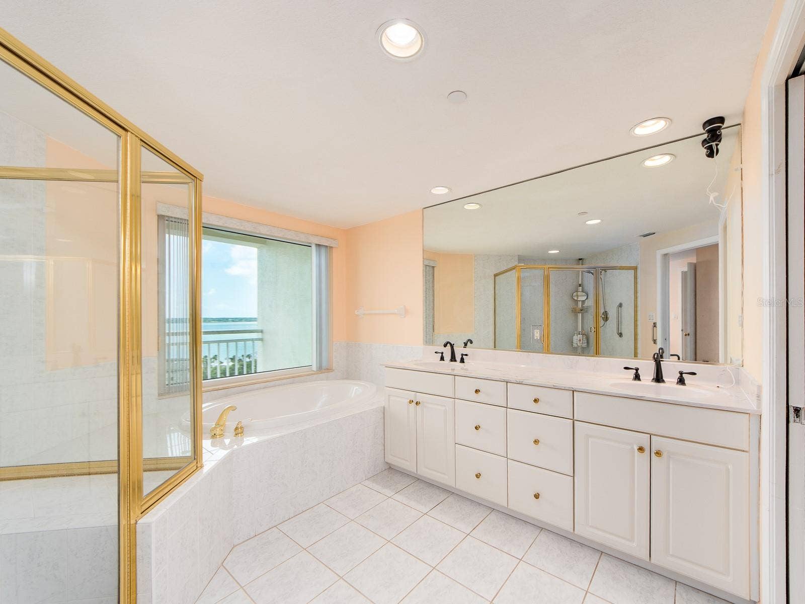 1180 GULF BOULEVARD, #906, Clearwater Beach, FL 33767 Primary en suite