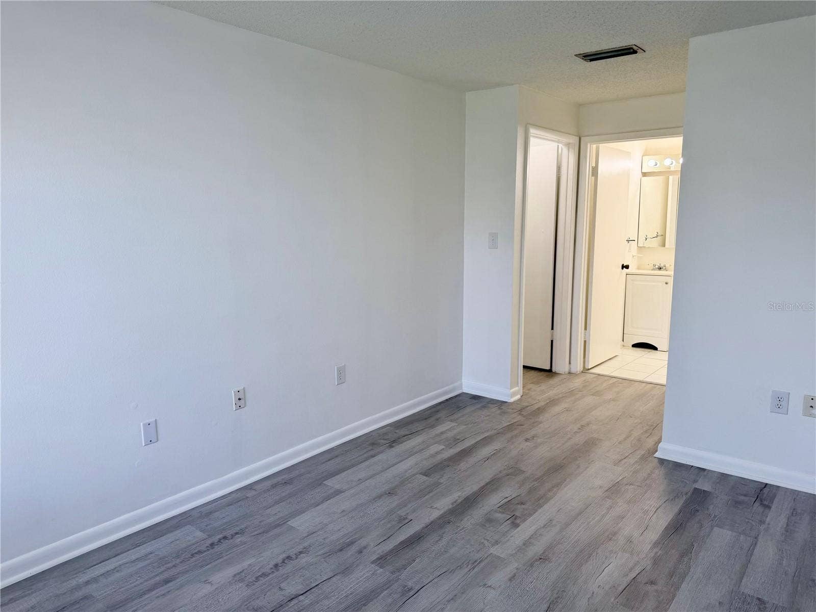 4313 TAHITIAN GARDENS CIRCLE, #C, Holiday, FL 34691 Primary Room with half bathroom