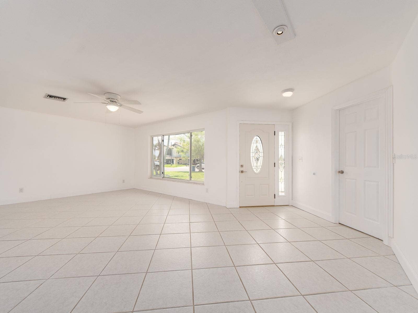 Bright and light entrance to the living area