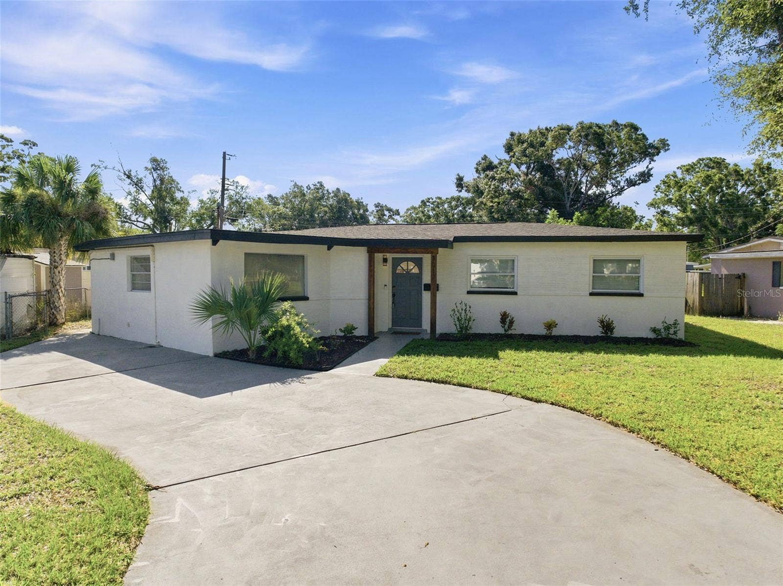 7017 20TH STREET N, St Petersburg, FL 33702 Massive lot. Plenty of parking