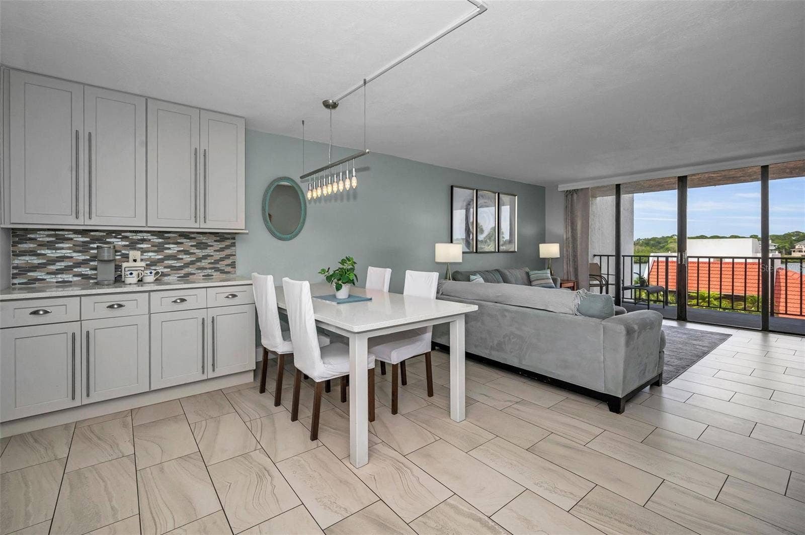 19111 VISTA BAY DRIVE, #304, Indian Shores, FL 33785 Buffet and Breakfast Bar