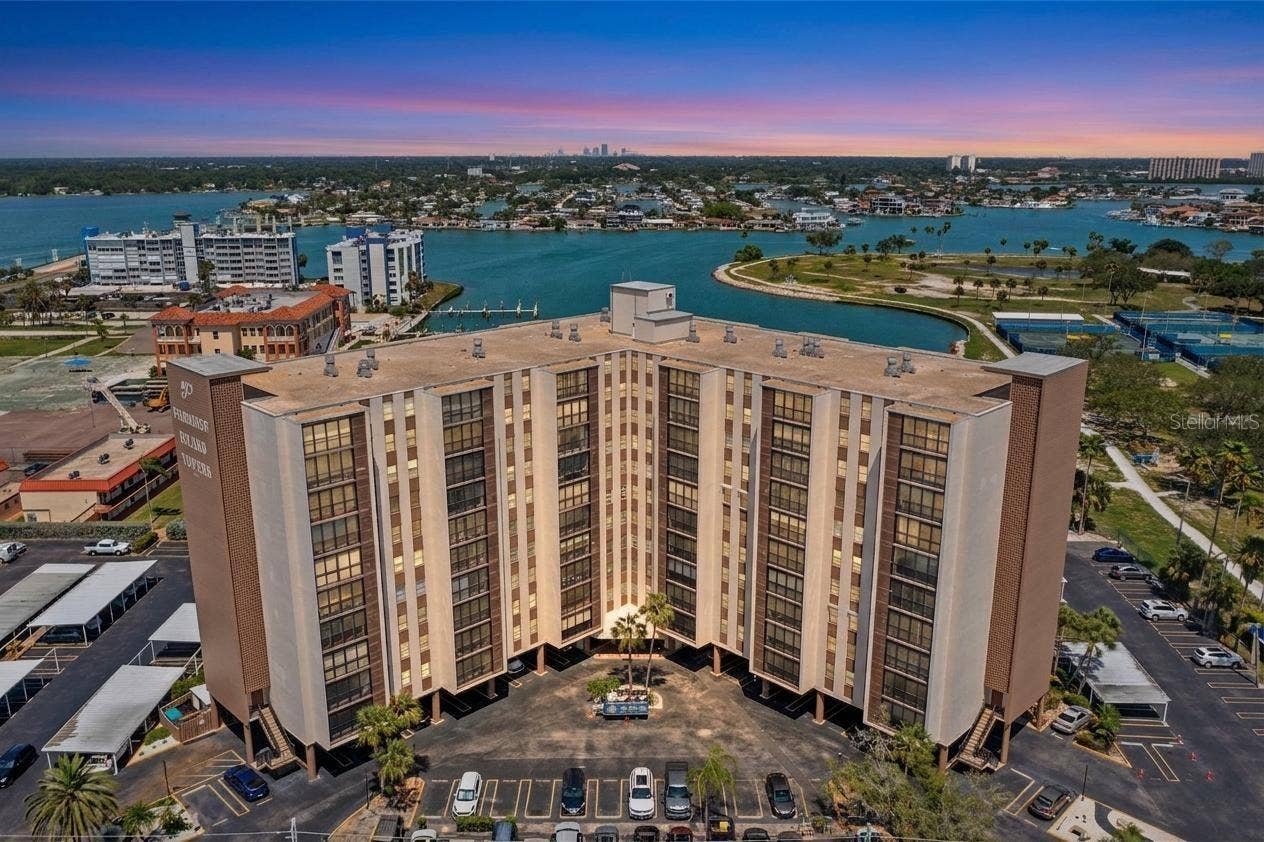 10355 PARADISE BOULEVARD, #812, Treasure Island, FL 33706 10355 PARADISE BOULEVARD, #812, Treasure Island, FL 33706