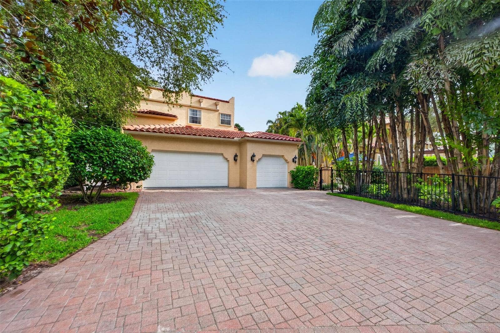 322 ROEBLING ROAD S, Belleair, FL 33756 oversized three-car Oversized 3 car garage and expansive paver motor court