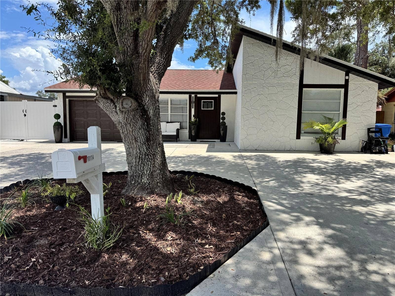 10114 BRIARWICK COURT, Tampa, FL 33615 Front