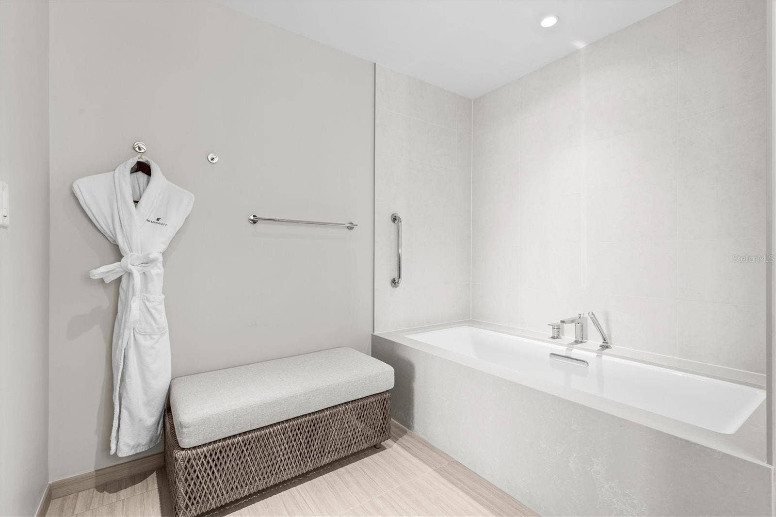 691 S GULFVIEW BOULEVARD, #815, Clearwater Beach, FL 33767 Primary suite spa-like bathroom