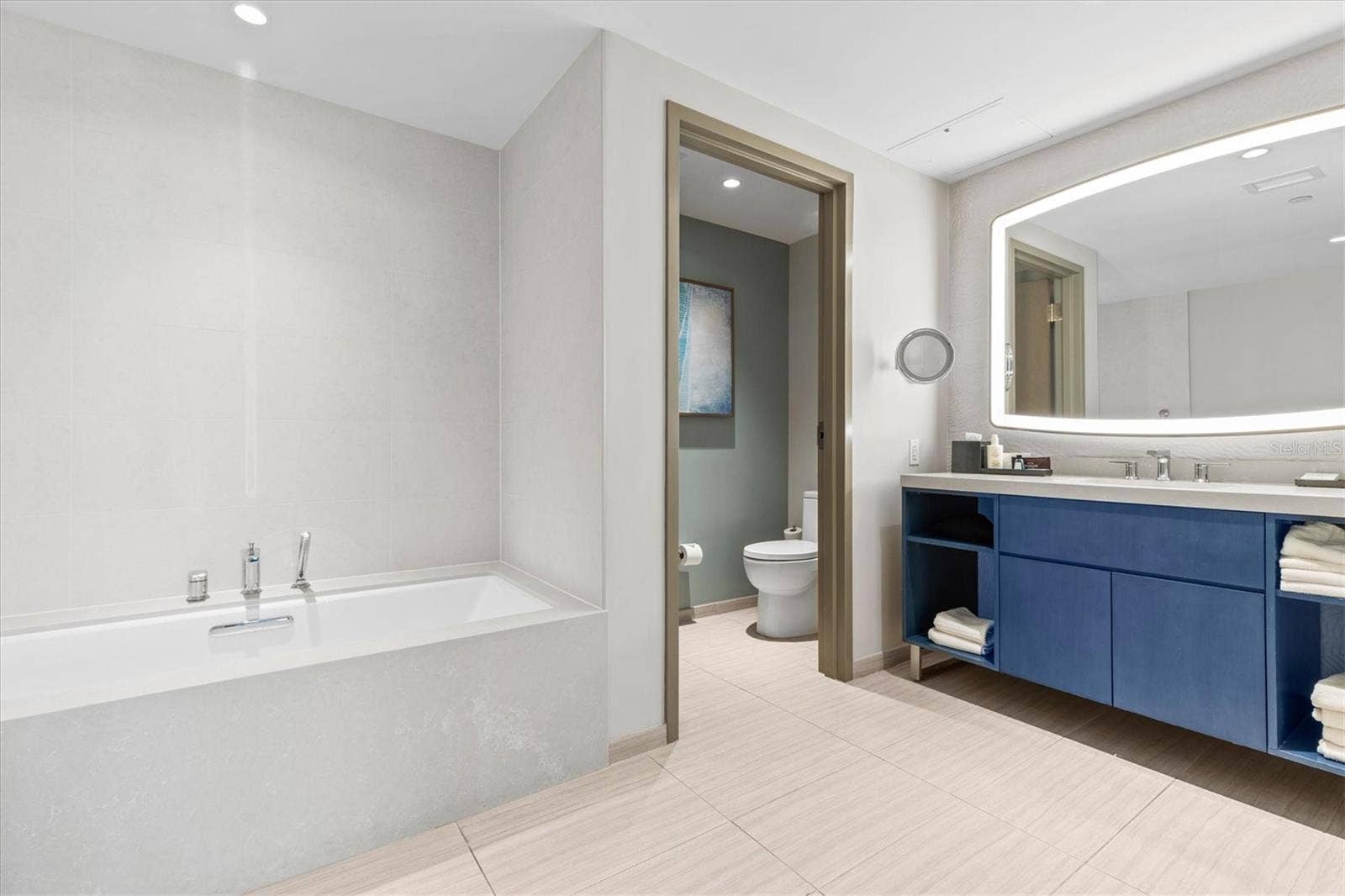 691 S GULFVIEW BOULEVARD, #815, Clearwater Beach, FL 33767 Primary suite spa-like bathroom