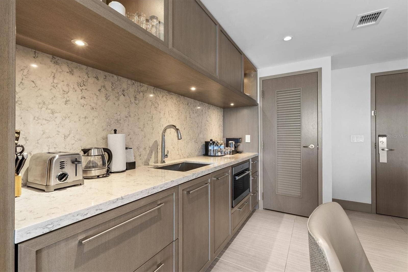 691 S GULFVIEW BOULEVARD, #815, Clearwater Beach, FL 33767 691 S GULFVIEW BOULEVARD, #815, Clearwater Beach, FL 33767