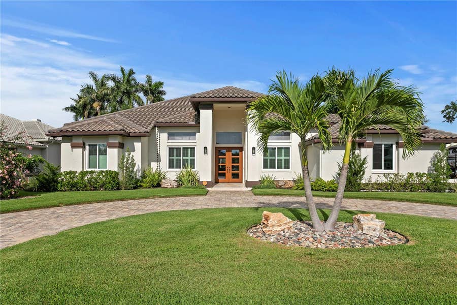 Property photo for 1230 DARLINGTON OAK CIRCLE NE, St Petersburg, FL