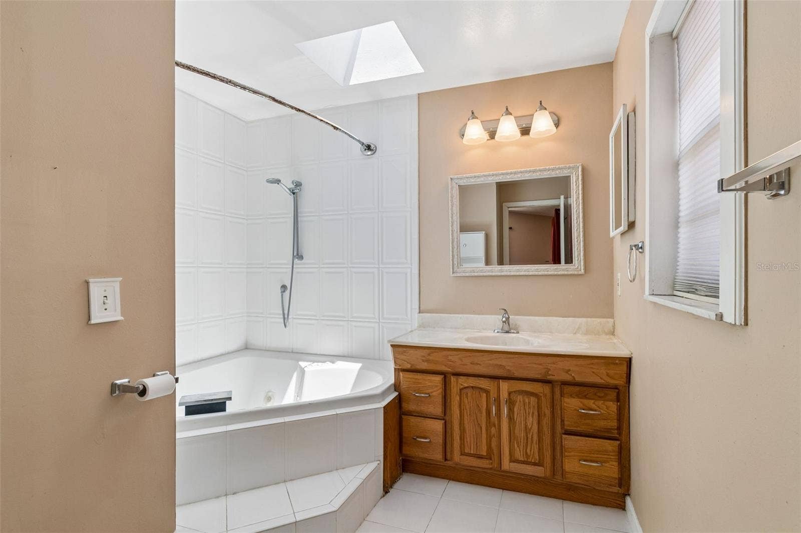 3141 N CANAL DRIVE, Palm Harbor, FL 34684 Remodeled primary bath with jetted tub.
