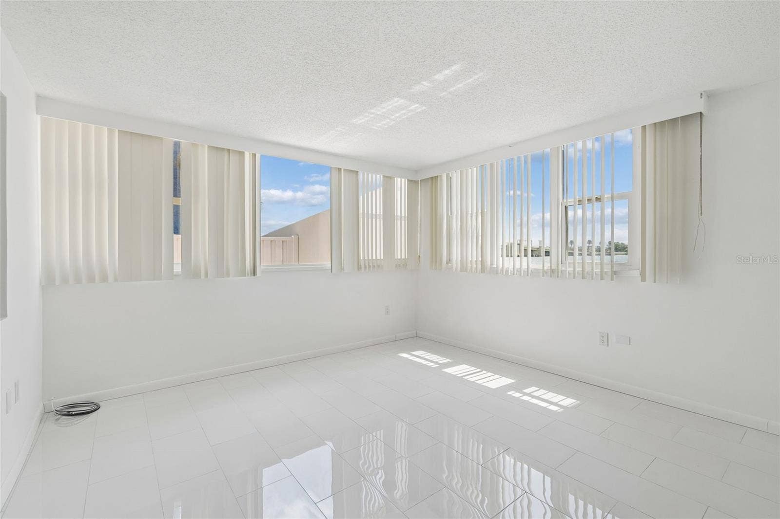 450 TREASURE ISLAND CAUSEWAY, #106, Treasure Island, FL 33706 WITHOUT VIRTUAL STAGING