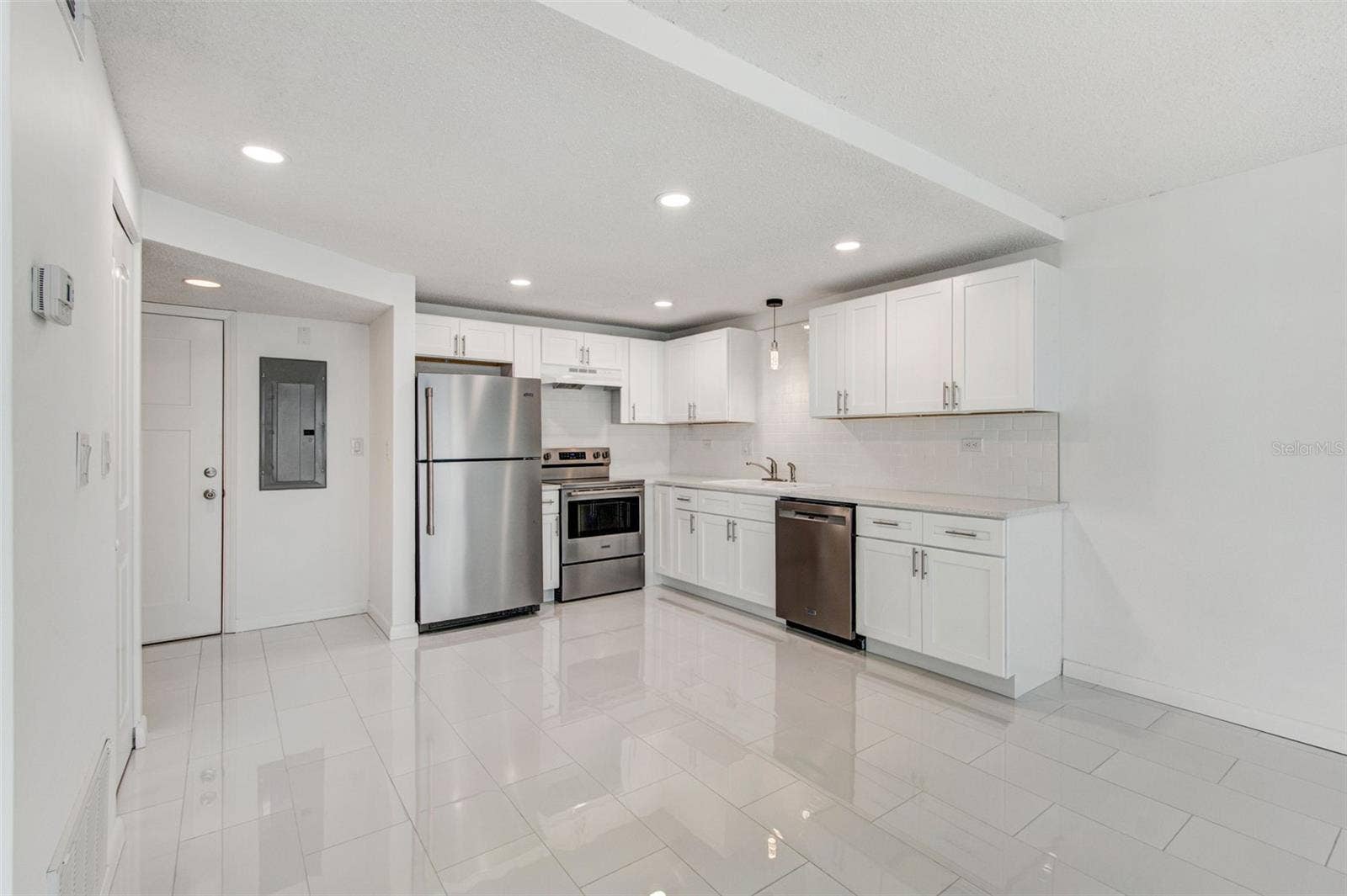 450 TREASURE ISLAND CAUSEWAY, #106, Treasure Island, FL 33706 WITHOUT VIRTUAL STAGING